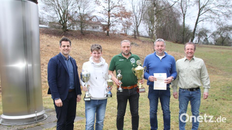 Bürgermeister Rudolf Teplitzky (links) und Vorsitzender Peter Schwabenbauer (rechts) gratulierten (von links) dem Vereinsmeister der Jugend Hans Wilfert, dem Vereinsmeister der Erwachsenen Alexander Holler und dankten Hubert Hammerer für 20 Jahre Mitgliedschaft. Bild: Fröhlich/exb