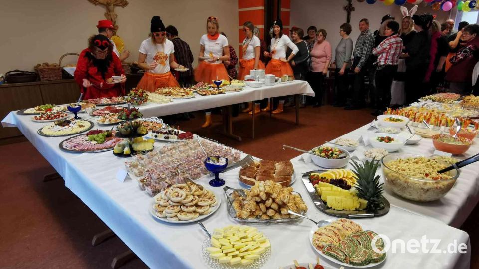 Allein das reichliche Büfett des Frauenbundes ist für viele Besucher im Pfarrheim in Eslarn ein echter Hingucker. Bild: gz