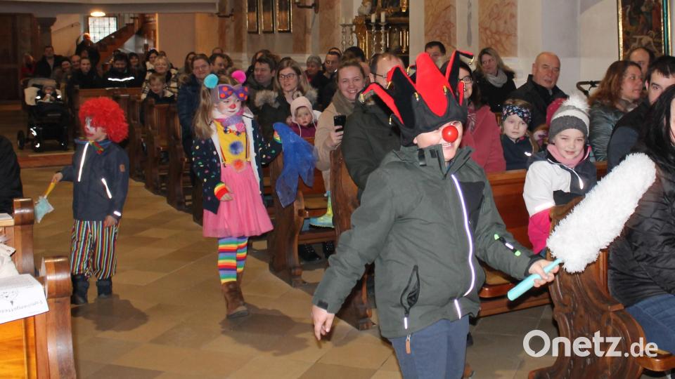 Drei Clowns wollen die Leute zum Lachen bringen. Bild: Josef Glas