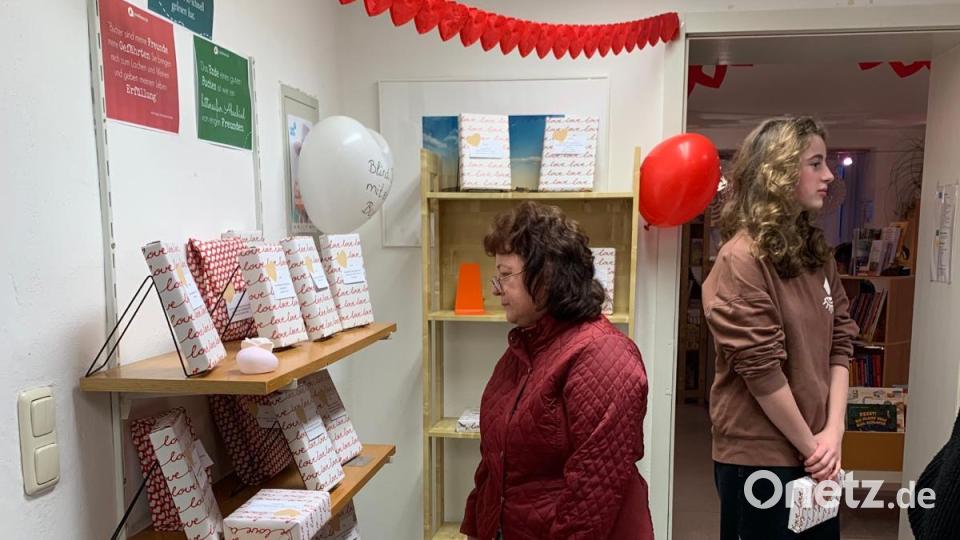 Beim &quot;Blind Date&quot; hilft der Blick ins Bücherregal nicht so recht weiter. Bild: Bücherei Kastl bei Kemnath/exb