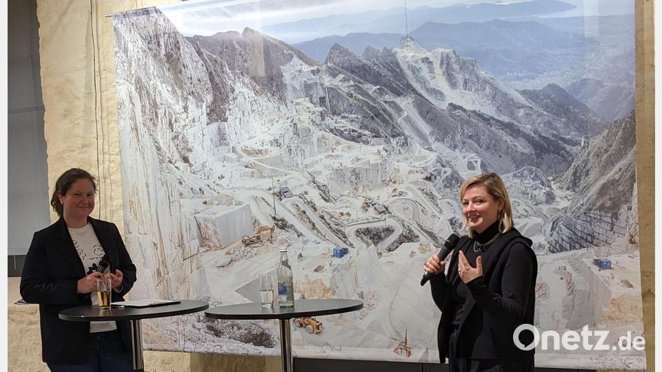 Lena Schabus (rechts) und Moderatorin Ivana Danisch vom CeBB beim Kunsttalk. Im Hintergrund das Bild Carrara. Bild: eib