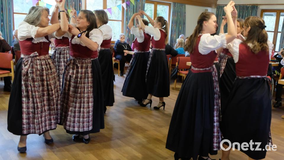Tosenden Beifall gab es für die Tanzgruppe der Flosser Landfrauen für ihre perfekten Tänze. Bild: le
