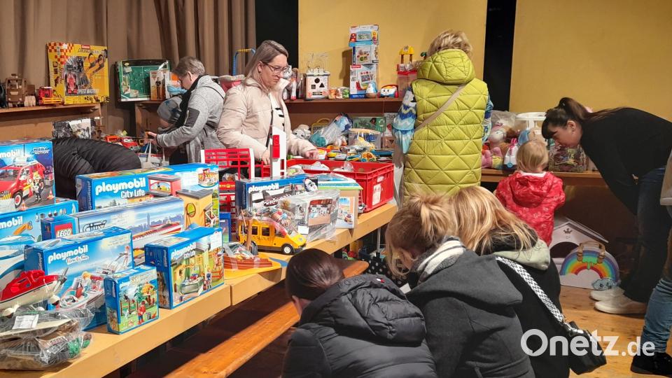 Bei einer riesigen Auswahl an Spielzeugen, Büchern oder Puzzles machen die Kunden des Frühjahr-Sommer-Flohmarkts so manches Schnäppchen. Bild: myd