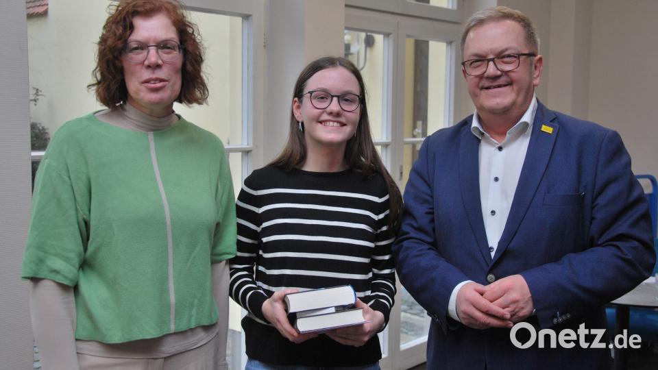 Ambergs Bürgermeister Martin Preuß und Gabriele Gauder von der Stadtbibliothek gratulieren Carolina Luber zum Sieg. Bild: gsp