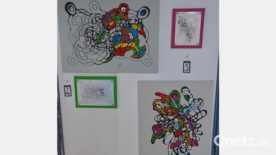 Bei der Vernissage mit Werken von Bernd Wagner sind auch Entstehungsschritte zu den Werken zu sehen. Bild: ak