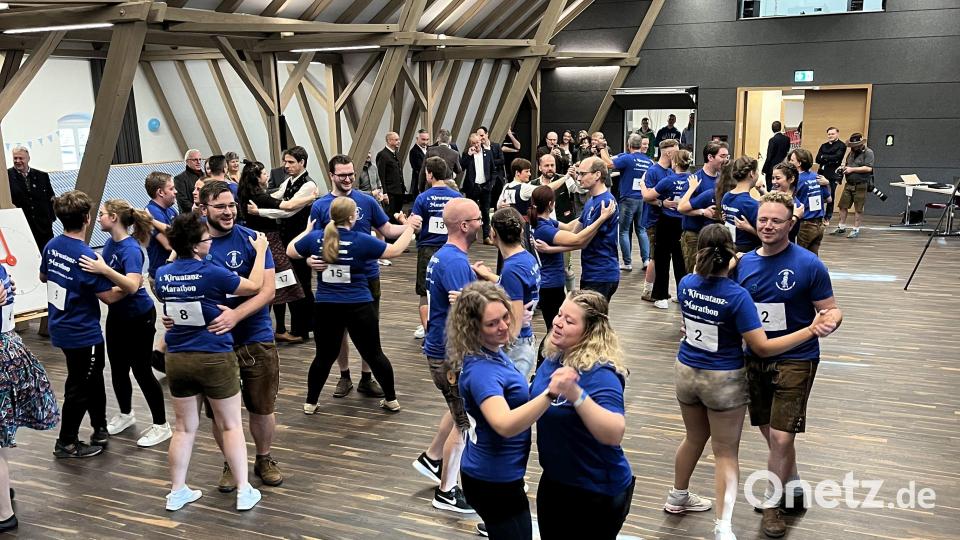 Kathrein stellt den Tanz ein: Für den ersten Kirwatanz-Marathon im November 2023 verwandelte sich das Kulturschloss Theuern in einen Tanzboden. Bild: Christine Hollederer/exb