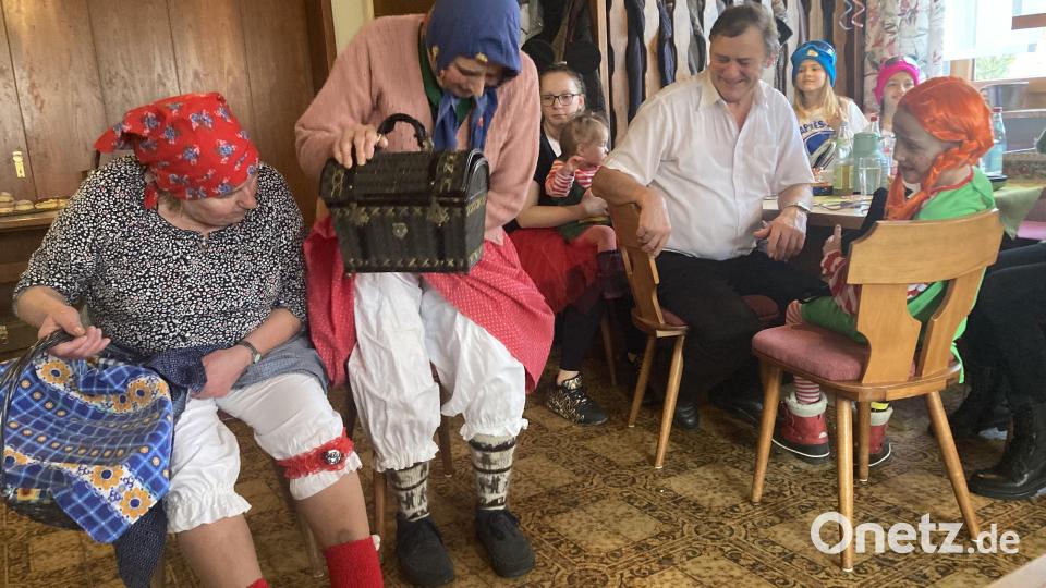 Die zwei Schnouhoferinnen, Petronella Klinger und Maria Winter, (von links) bei ihrem Einakter, „Die Wiesbusfahrerinnen“ Bild: sl