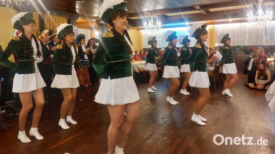 Für den Gardetanz der Faschingsgesellschaft Neustadt/WN gibt es viel Applaus. Bild: FFW Wurz/exb