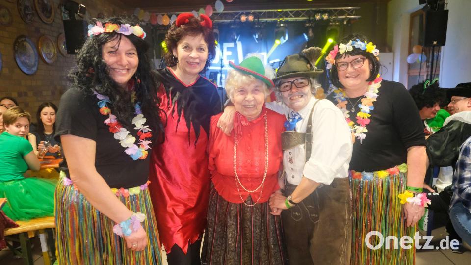 Beim Fasching der Pittersberger Vereinsgemeinschaft feiern nicht nur die Jungen mit. Lustig bis ins hohe Alter ist auch die 82-jährige Anna Schanderl (Mitte). Bild: gm