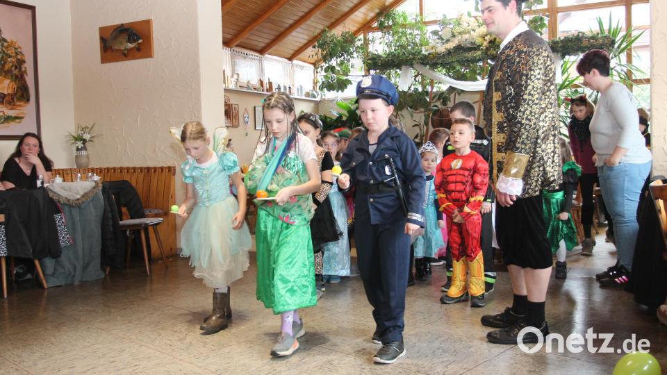 Der Eierlauf macht Riesenspaß. Darüber freut sich auch Rainer Lang (rechts). Bild: pi