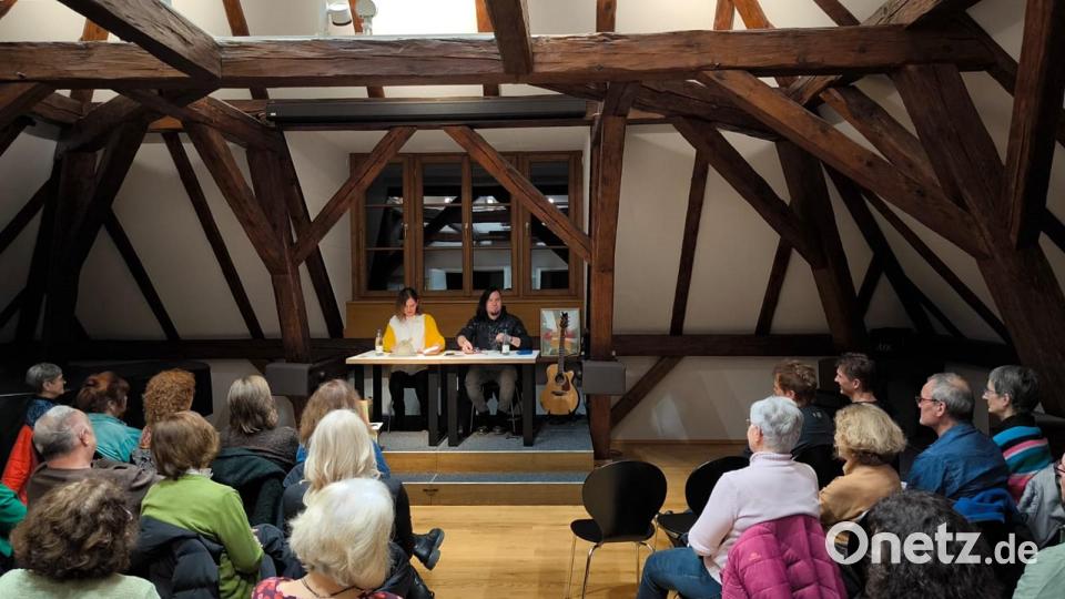 Bei der Lesung von Antonia Vitz und Daniel Gumo Reiss ist der Saal im Alten Vermessungsamt in Eschenbach bestens gefüllt. Bild: jma