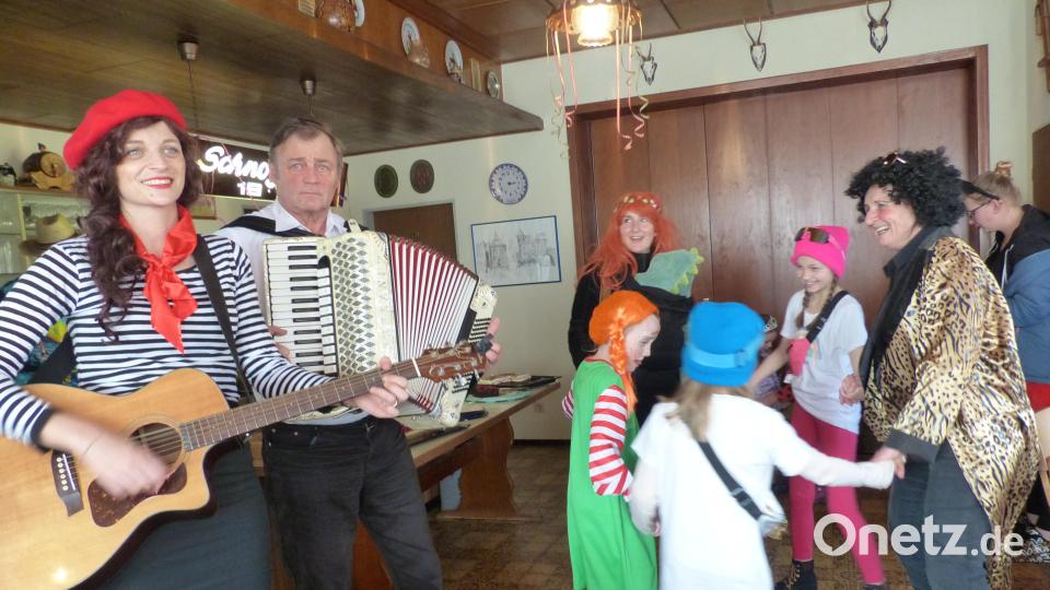Früh übt sich wer er mal Landfrau werden will: Bei der Faschingsfeier der BBV-Landfrauen in Wieselrieth tanzen Groß und Klein gemeinsam zur Musik des „Hieroldn-Duos“. Bild: sl