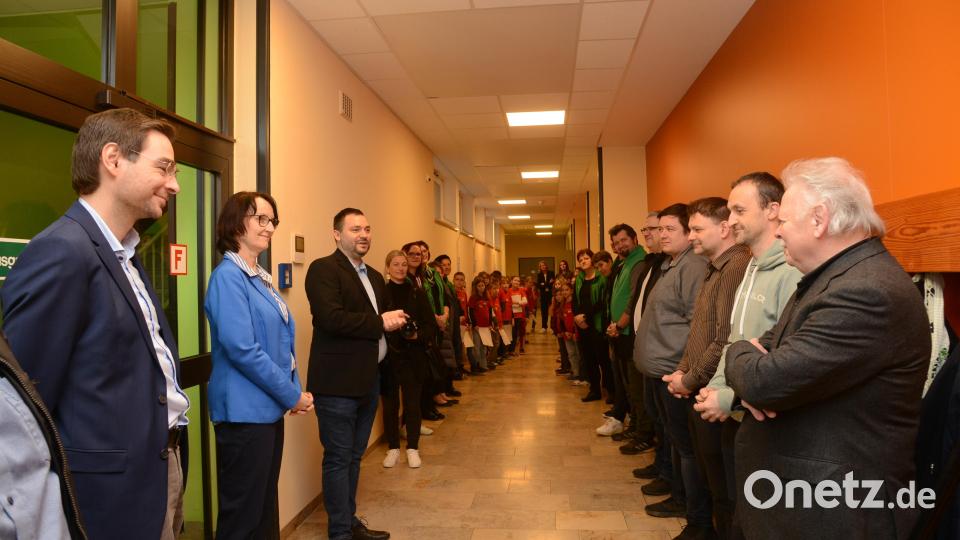 Bürgermeister Sebastian Hartl (Dritter von links) lobt im Beisein von MdL Stephan Oetzinger, Schulleiterin Sandra Landgraf (von links) und Architekt Josef Schöberl (rechts) die Umbauarbeiten im Untergeschoss der Grundschule Luhe-Wildenau. Bild: bey