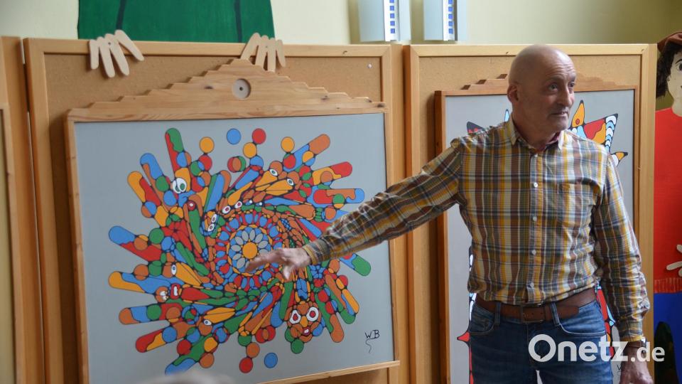 Bei der Vernissage gab Künstler Bernd Wagner Erklärungen zu seinen Werken. Bild: ak