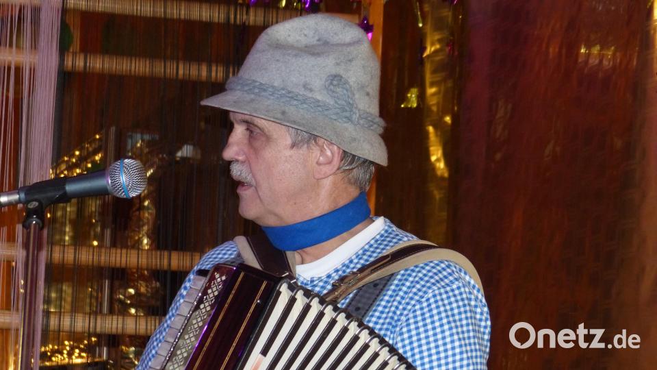 Franz Maunz unterhielt die Senioren mit seinem Akkordeon Bild: hme