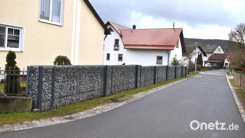 Die Wiesenstraße in Illschwang soll in den nächsten Jahren einen Regenwasserkanal bekommen. Bild: no