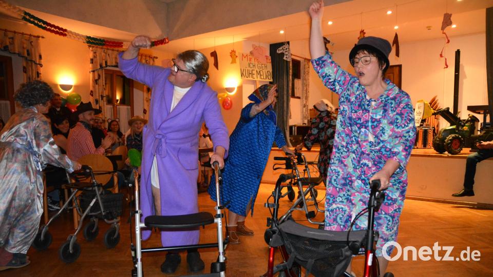 Die Rollator-Gruppe wird für ihre gekonnte Darbietung mit viel Beifall belohnt. Bild: fdl