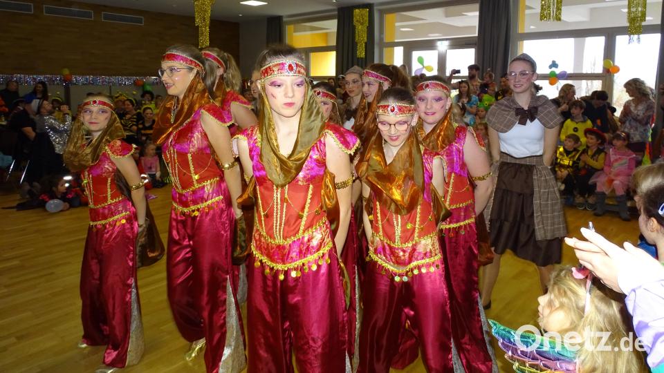 Die Juniorengarde der Faschingsgesellschaft des ASV Michelfeld glänzte beim Michelfelder Kinderfasching mit ihrem Schautanz. Bild: Sonja Müller