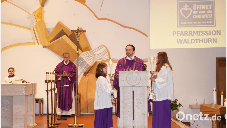 Pater Dominikus gibt bei bei der Vorstellung der Pfarrmission in der Pfarrkirche St. Sebastian in Waldthurn das umfangreiche Programm bekannt. Bild: fvo