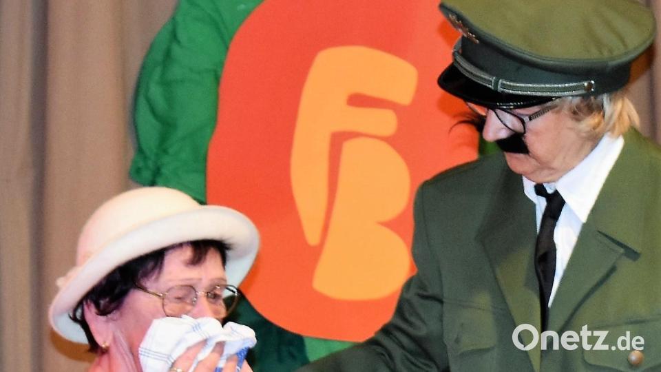 Auf der Polizeistation wird eine Vermisstenmeldung aufgenommen. Der Polizist (Brigitte Bauer) tröstet die weinende Frau (Vroni Bäumler), deren Mann verschwunden ist. Bild: rgr