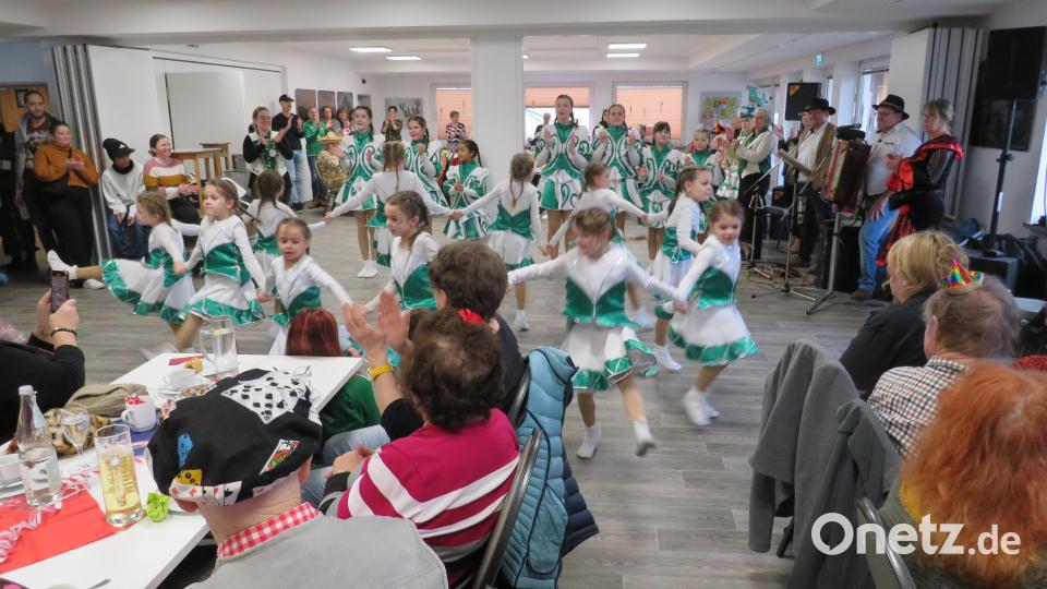 Viel Spaß hatten die Seniorinnen und Senioren beim Fasching der Gemeinde. Die Kinder- und Jugendgarde Hammerles unterhielt sie prächtig. Bild: adj