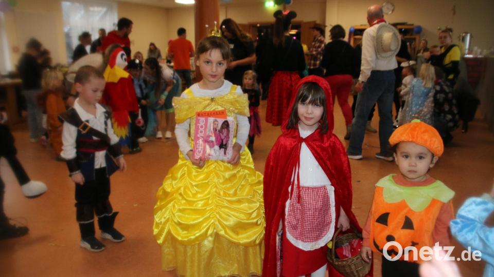 Die drei schönsten Kostüme vom Kinderfasching der SV Grafenwöhr: Leonie Deubzer als Prinzessin, Emily Hacker als Rotkäppchen und Kristian Gunsten als Kürbis. Bild: sne