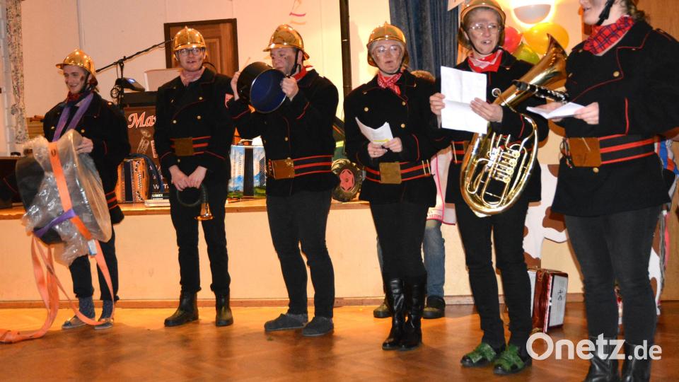 Die Altneihauser Feuerwehrkapelle blies manchem Ehenfelder den Marsch. Bild: fdl