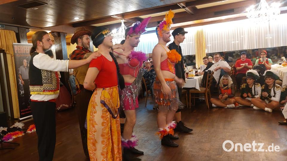 Tanzeinlage des Elferrates der Faschingsgesellschaft Neustadt/WN beim Faschingsball der Feuerwehr Wurz am Hotelgasthof Igel. Bild: FFW Wurz/exb