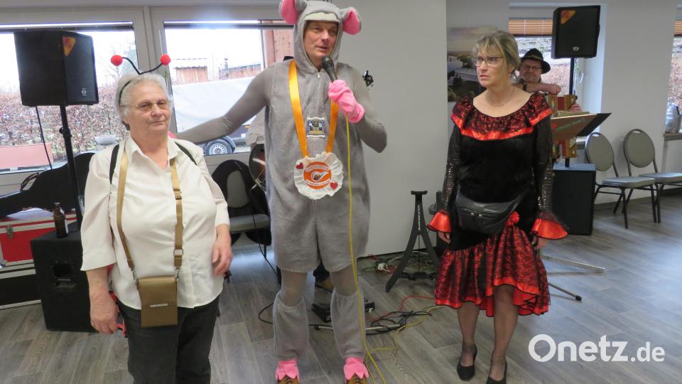 Viel Spaß hatten die Seniorinnen und Senioren beim Fasching der Gemeinde. Bürgermeister Schicketanz und die Seniorenbeauftragten Elisabeth Weiß und Elfi Gierlinger begrüßten die Gäste. Bild: adj