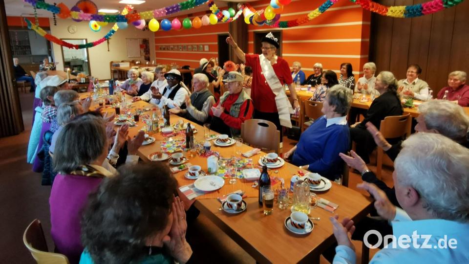Die Stimmung hochschlagen ließ die Schönheitskönigin von Schneizlreuth alias Rita Schwarz. Bild: gz