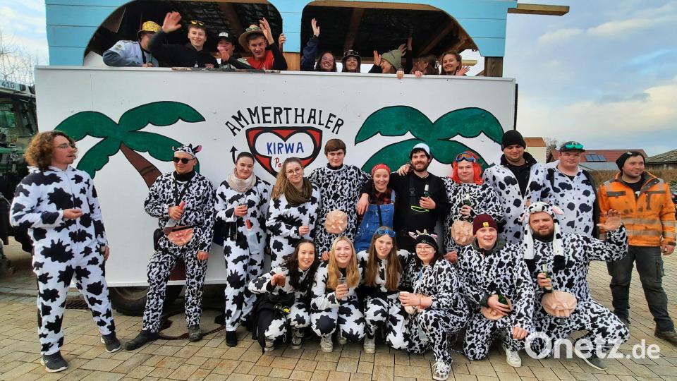 Die Kirwagemeinschaften Ammerthal und Unterammerthal treibt auf einem Wagen eine Kuhherde durchs Dorf. Bild: oe