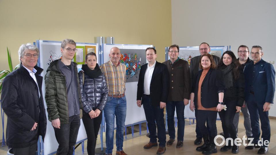 Zur offiziellen Vernissage-Eröffnung kamen viele Ehrengäste. Bild: ak