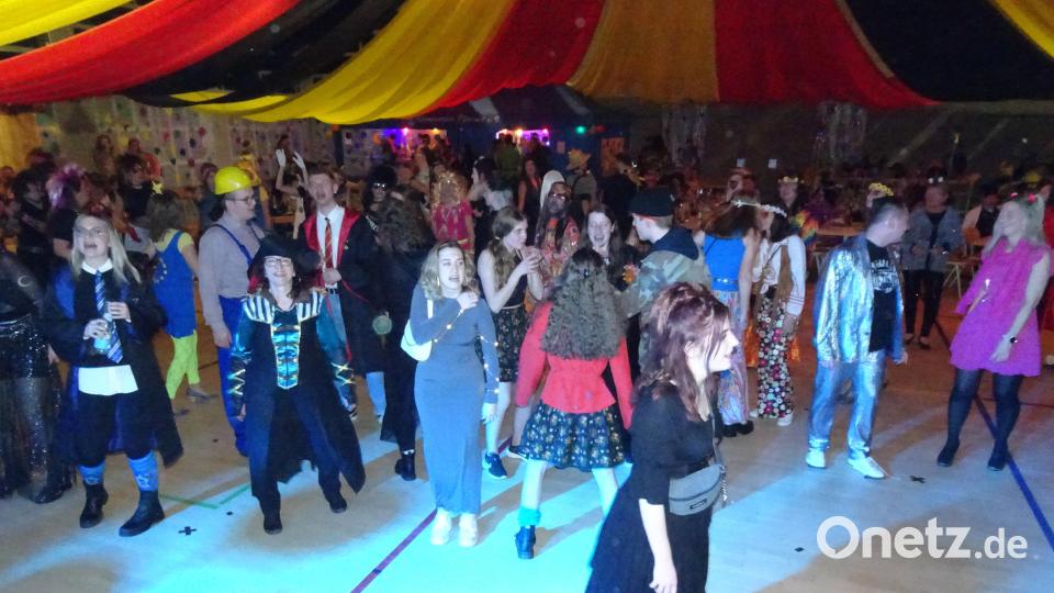Viele &quot;Maschkerer&quot; füllen beim Vereinsball die Tanzfläche. Bild: hm