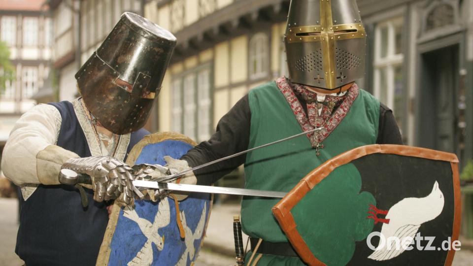 Bei mittelalterlichen Schaukampfvorführungen gehören Schwert und Schild dazu. Im Stadtmuseum Amberg können Kinder jetzt ihre eigenen Schilder und Wappen basteln. Symbolbild: Matthias Bein/dpa
