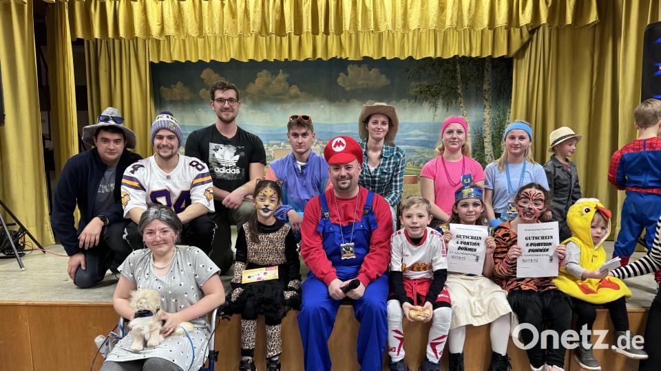 Die Jury gemeinsam mit den Gewinnern der Maskenprämierung beim Kinderfasching in der Thanhausener Mehrzweckhalle. Bild: rdh