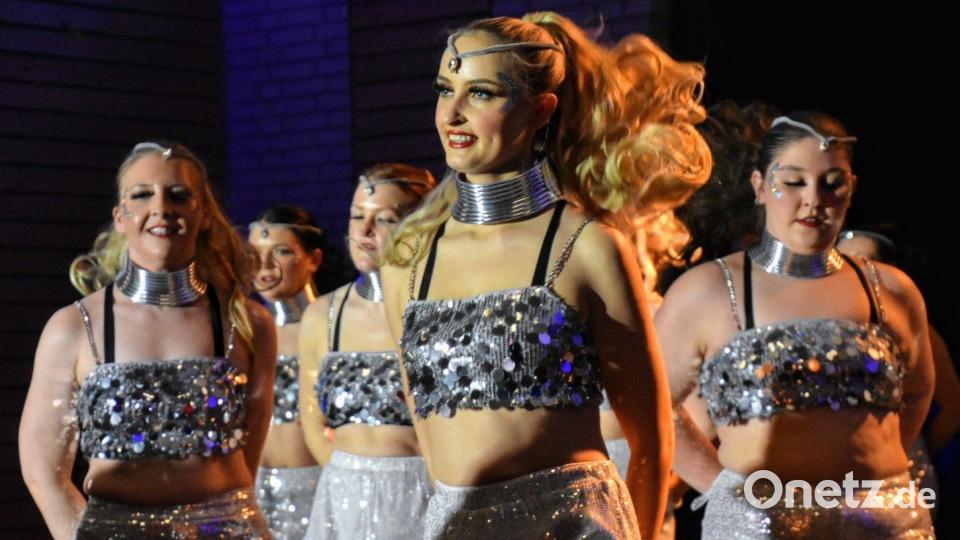 In ihrem Showtanz interpretierte die Garde eine Reise durch die Galaxie. Bild: Birgit Singer-Grimm/exb