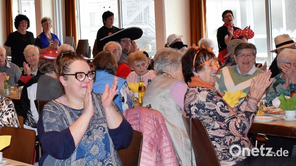 Die Gäste haben beim Seniorenfasching des Frauenbundes viel zu lachen. Bild: rgr