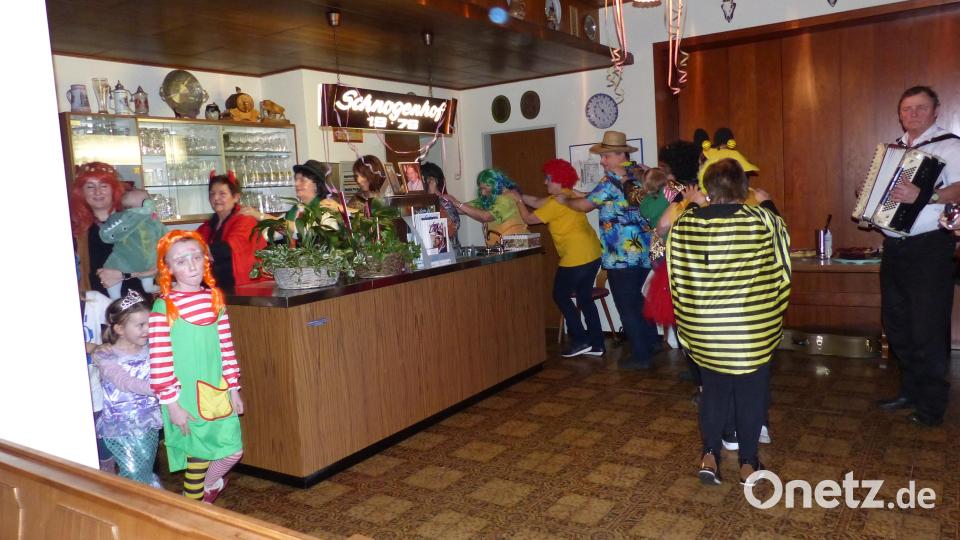 Bei der Polonaise waren die schönen Masken zu bestaunen, die alle süß belohnt wurden. Bild: sl
