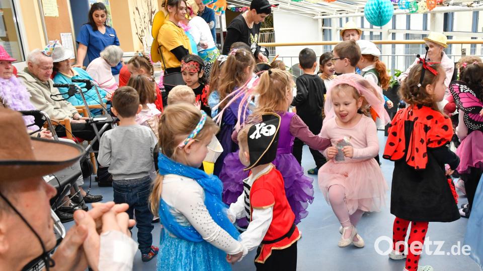 Faschingsumzug im Marienheim Amberg. Zum Weiberfaschings-Auftakt zogen die Kindergartenkinder des Caritas-Marienheims maskiert durchs Haus Bild: Petra Hartl