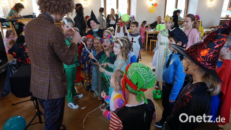 Zauberer Lesslie Teah zog die Kids mit seinen Tricks in seinen Bann. Bild: tra