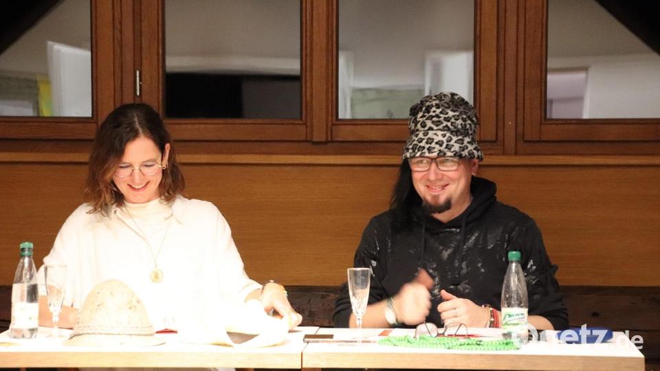 Antonia Vitz und Daniel Gumo Reiss lesen auf humorvolle Art aus dem Buch „Sakra, mein Chakra - Sepp und der Achtsamkeitskreis&quot; vor. Bild: jma