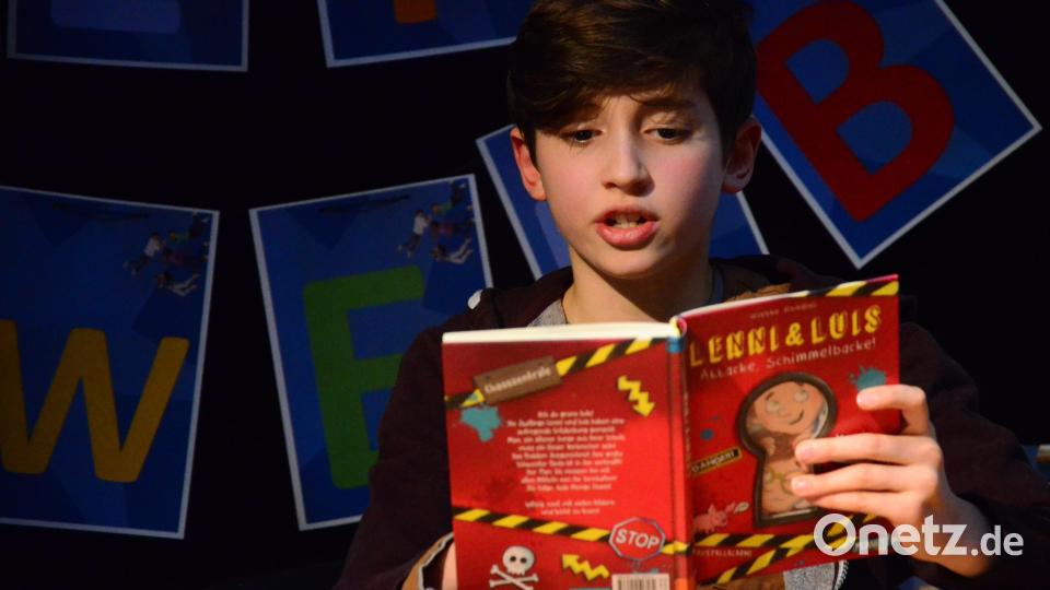 Aaron Frey liest aus &quot;Lennie &amp; Luis&quot;. Der Gymnasiast gewinnt den Vorlesewettbewerb auf Regionalebene. Bild: Kunz