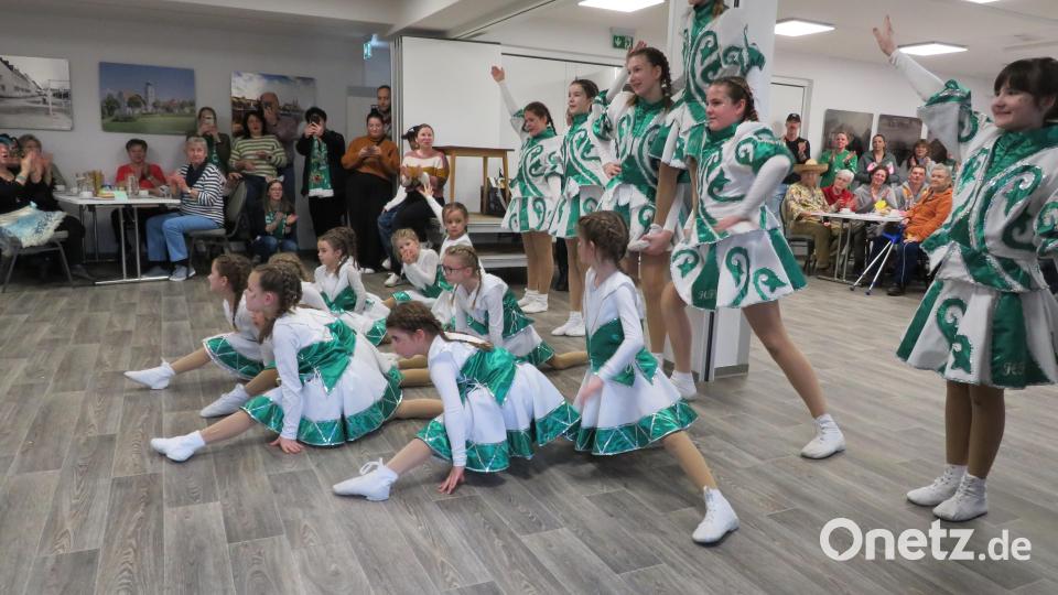 Viel Spaß hatten die Seniorinnen und Senioren beim Fasching der Gemeinde mit der Kinder- und Jugendgarde aus Hammerles. Bild: adj