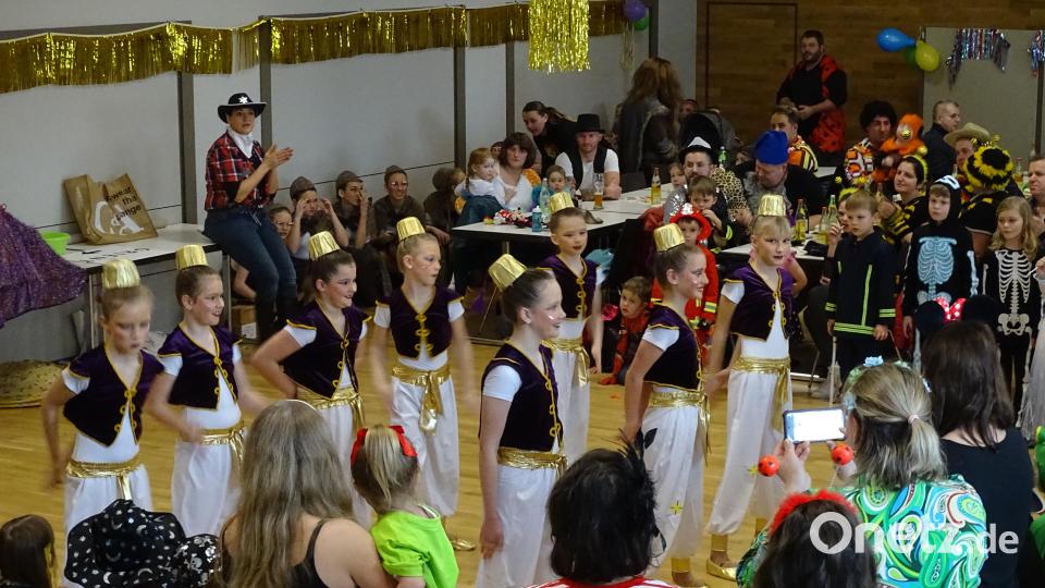 Die Juniorengarde der Faschingsgesellschaft des ASV Michelfeld glänzte beim Michelfelder Kinderfasching mit ihrem Schautanz. Bild: Sonja Müller