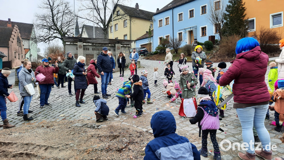 Mit Süßigkeiten wurden die Kinder für ihren Umzug belohnt. Bild: sl