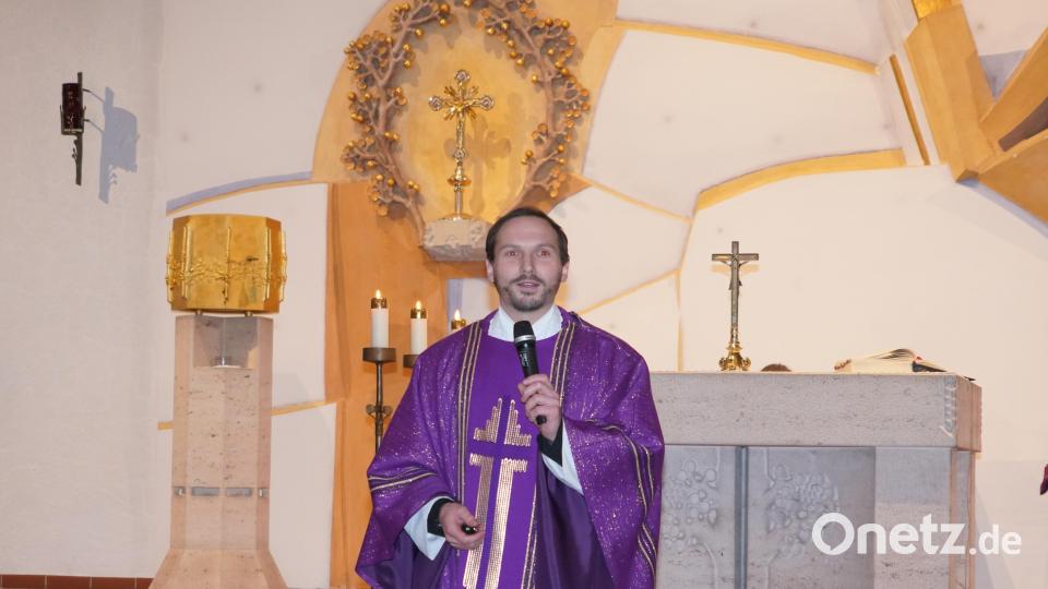 „Pfarrmission soll auch dazu dienen, dass Menschen, die überhaupt keinen Kontakt zur Kirche haben, damit in Berührung kommen, deshalb gehen wir von Haus zu Haus und warten nicht nur darauf, dass die Leute kommen.“ (Pater Dominikus, katholische Ordensgemeinschaft am Miesberg in Schwarzenfeld) Bild: fvo