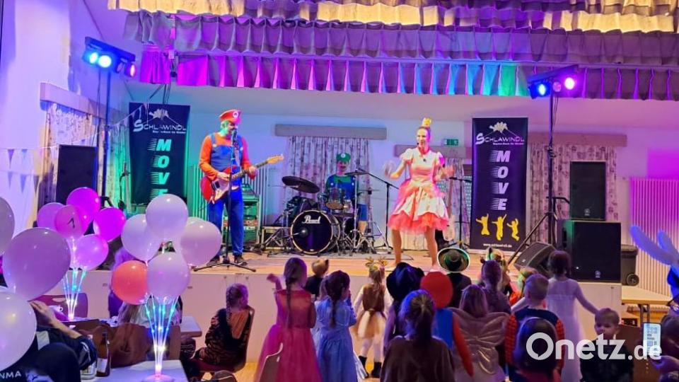 Pfiffige Songs und coole Moves donnerten &quot;Schlawindl&quot; von der Bühne und jungen Maschkerer waren gleich voll mit dabei. Bild: nag