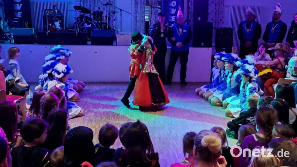 Das Kinderprinzenpaar, seine Tollität Tim I und ihre Lieblichkeit Lena I eröffneten den Showteil mit ihrem Tanz. Bild: nag
