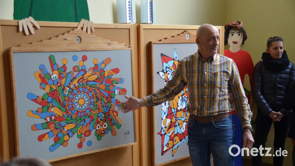 Bei der Vernissage gab Künstler Bernd Wagner Erklärungen zu seinen Werken. Bild: ak