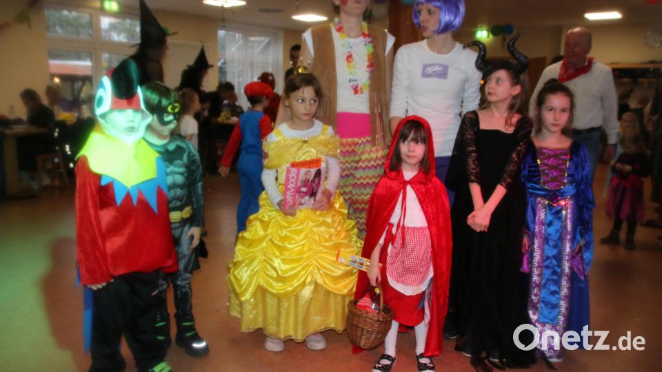 Kinder, Eltern und Sportler feiern einen kurzweiligen Kinderfasching im Sportpark. Bild: sne